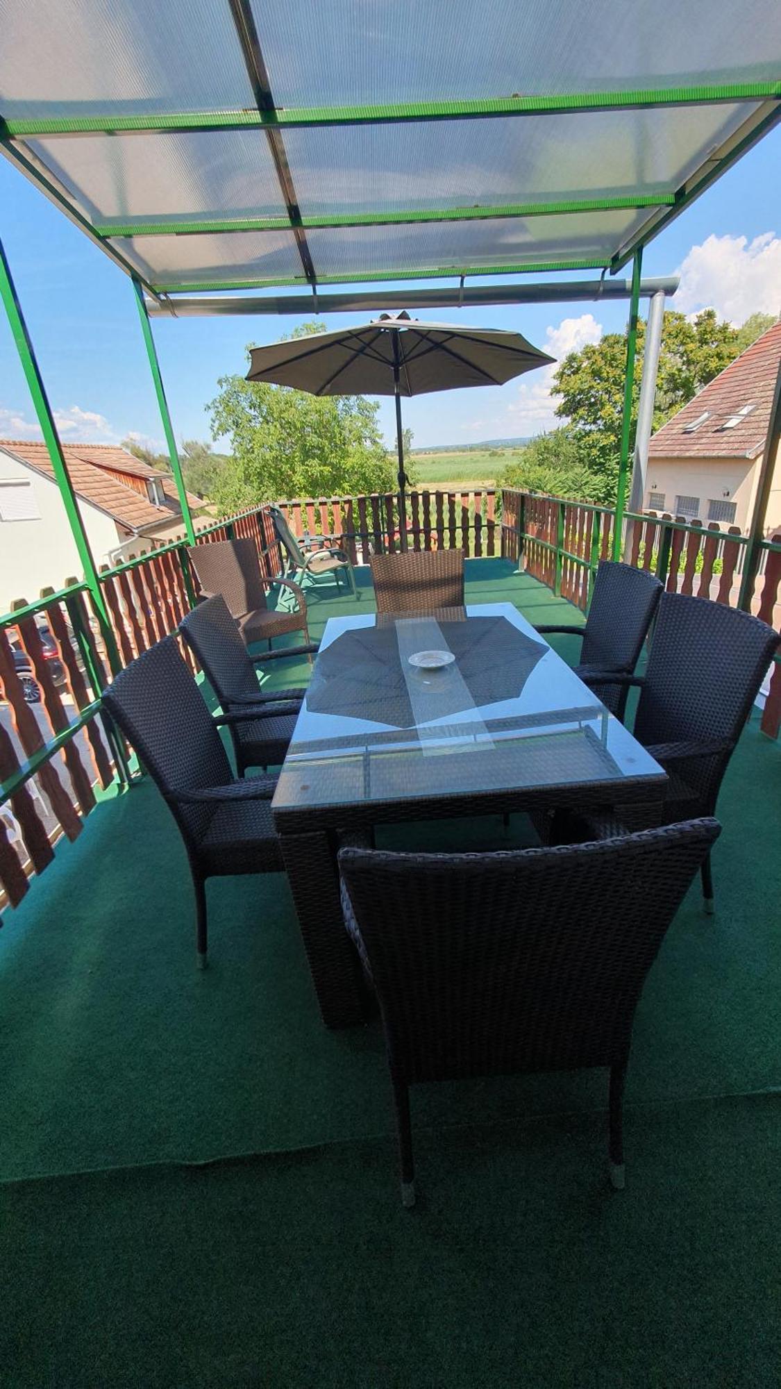 Berbe Apartman Balatonlelle Buitenkant foto