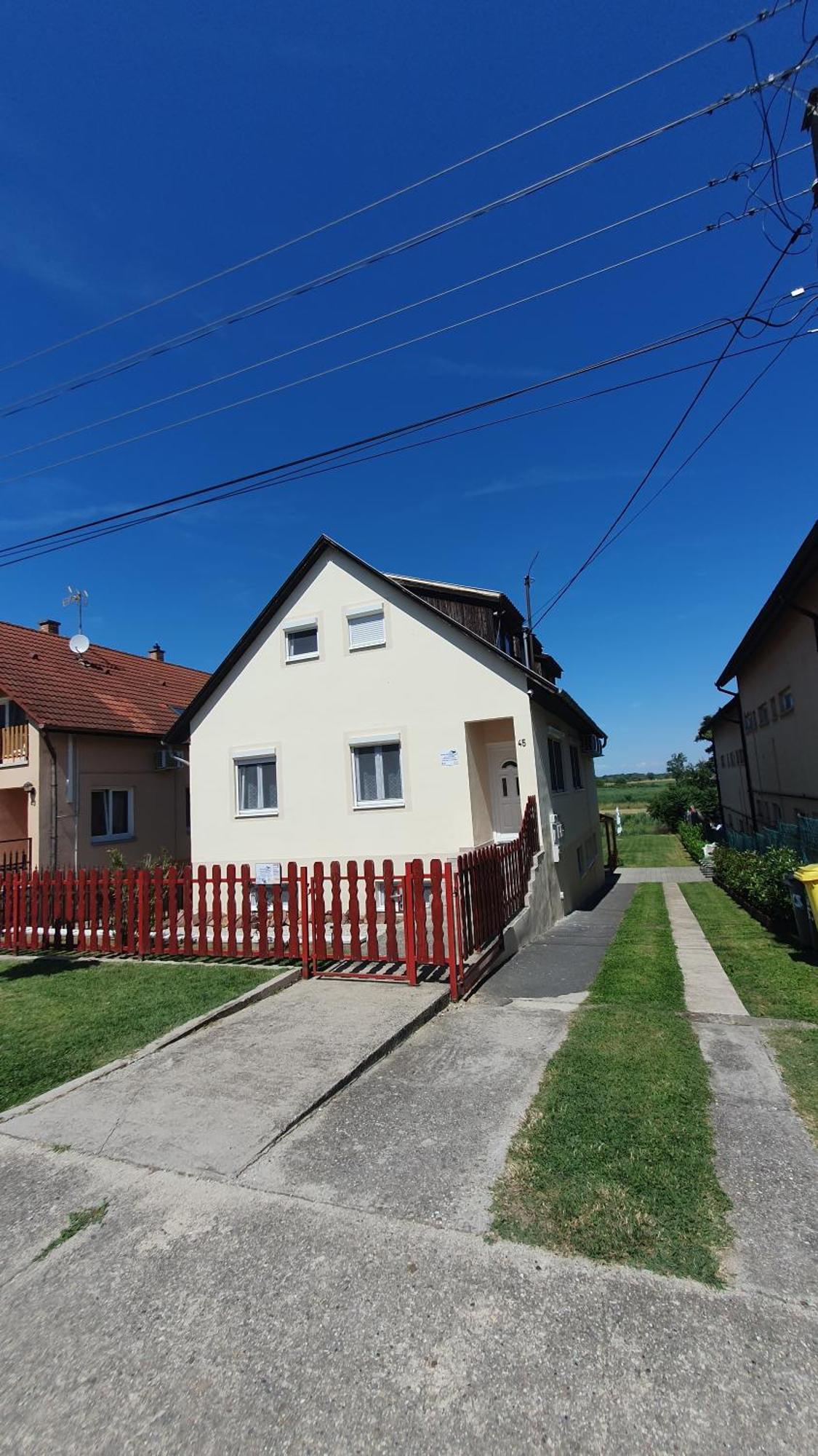 Berbe Apartman Balatonlelle Buitenkant foto