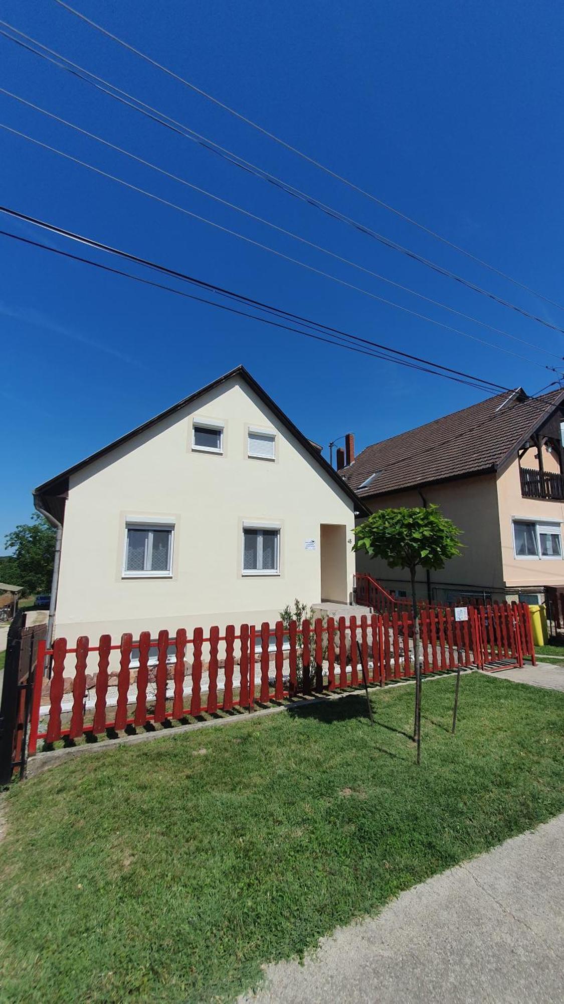 Berbe Apartman Balatonlelle Buitenkant foto