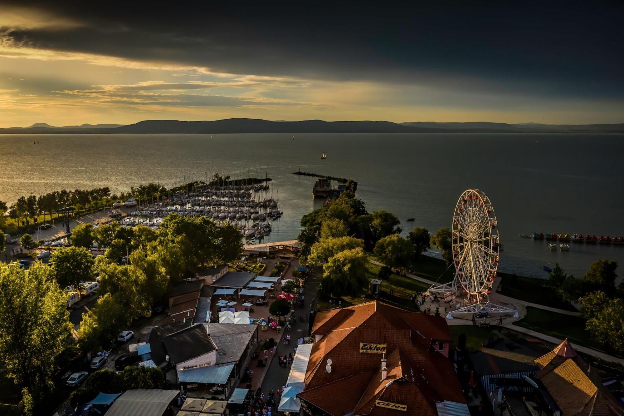 Berbe Apartman Balatonlelle Buitenkant foto